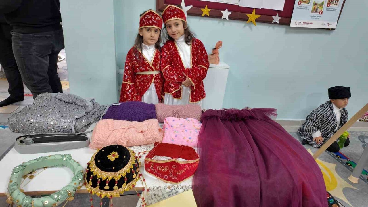 VAN’IN ERCİŞ İLÇESİNDEKİ ANAOKULU ÖĞRENCİLERİ, YERLİ MALI HAFTASI KAPSAMINDA KENTİN KÜLTÜREL...