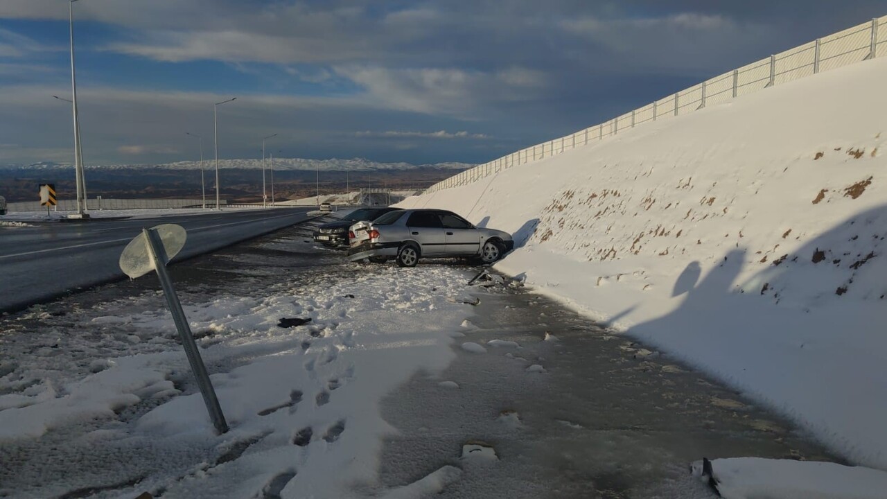 VAN’IN GÜRPINAR İLÇESİNDE 3 ARACIN KARIŞTIĞI ZİNCİRLEME TRAFİK KAZASINDA 5 KİŞİ HAFİF ŞEKİLDE...