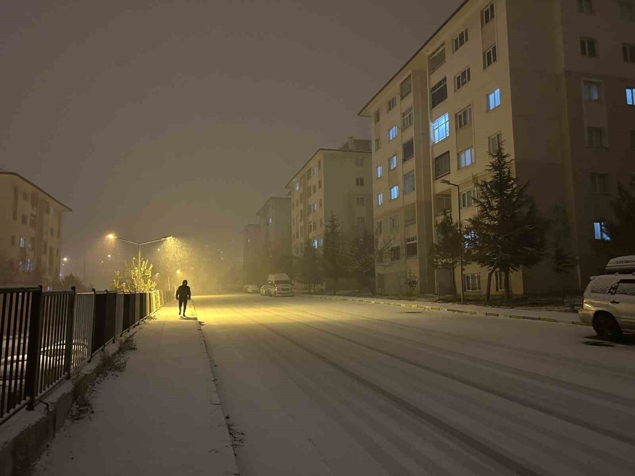 VAN’IN MERKEZ EDREMİT İLÇESİNDE AKŞAM SAATLERİNDE BAŞLAYAN VE İLERLEYEN SAATLERDE ETKİSİNİ ARTIRAN...