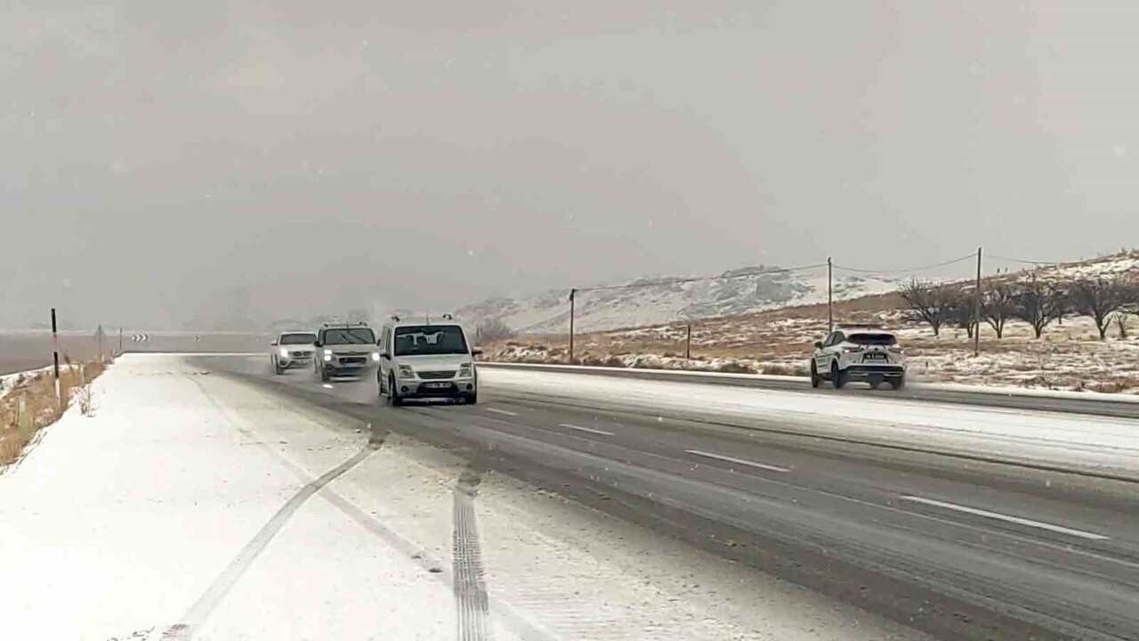 VAN-ÖZALP KARAYOLUNDAN ANİDEN BASTIRAN ŞİDDETLİ DOLU YAĞIŞI, KISA SÜREDE YOLU BEYAZA BÜRÜRKEN...