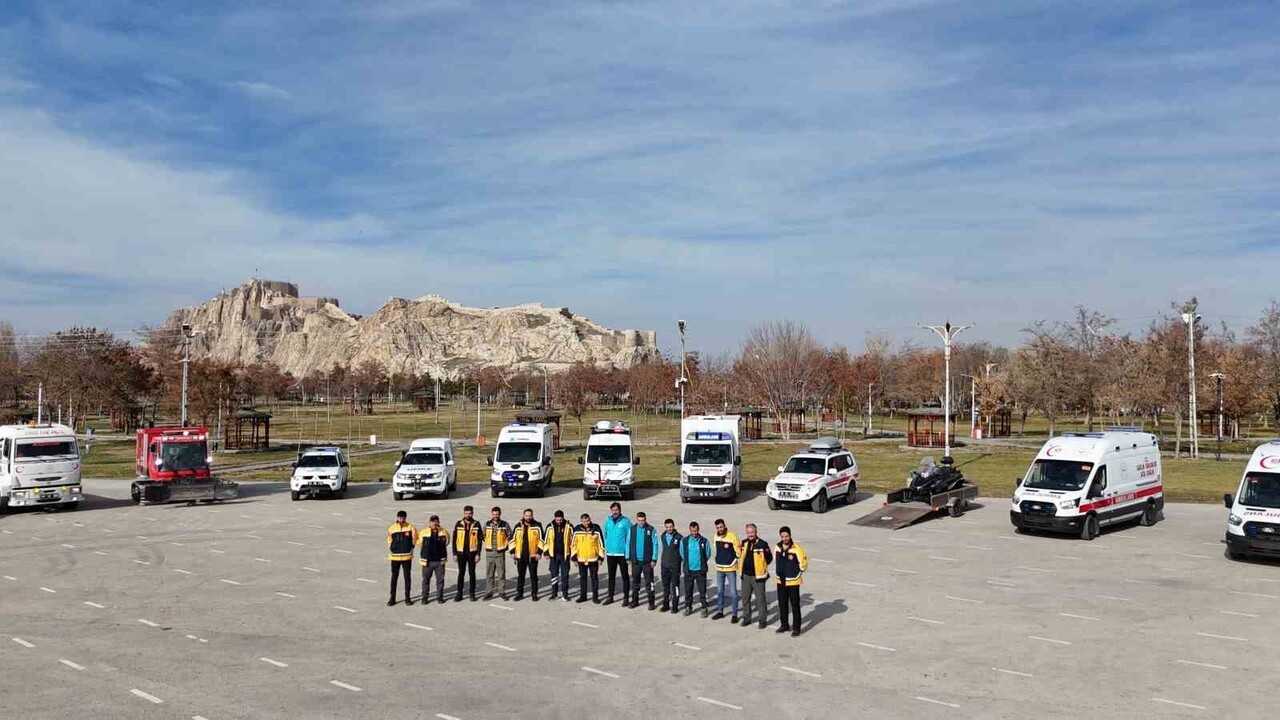 VAN VE ÇEVRESİNDE ETKİSİNİ GÖSTEREN ÇETİN KIŞ ŞARTLARINDA, YOLU KAPANAN BÖLGELERDEKİ VATANDAŞLARA...