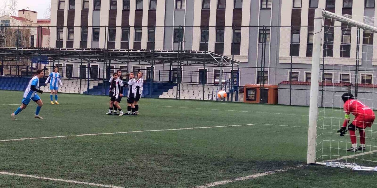 VANGÜCÜ SK, EVİNDE KONUK ETTİĞİ ERZİNCAN GENÇLER GÜCÜSPOR'U 8-0 MAĞLUP ETTİ.