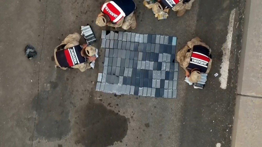 VİRANŞEHİR İLÇESİNDE DURDURULAN BİR ARAÇTA, PİYASA DEĞERİ 5 MİLYON TL OLAN 249 ADET GÜMRÜK KAÇAĞI...