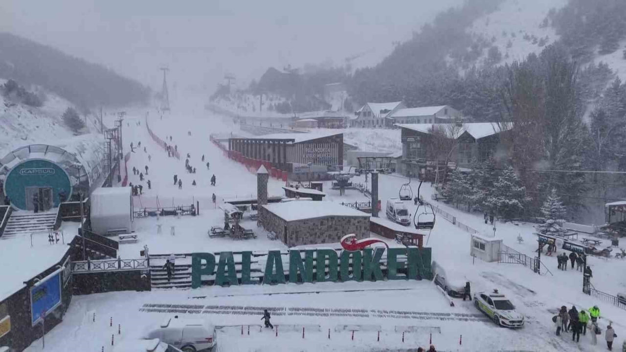 YAKLAŞAN YILBAŞI ÖNCESİ YAŞANAN YOĞUN KAR YAĞIŞI EN ÇOK PALANDÖKEN KAYAK MERKEZİ’NDEKİ...