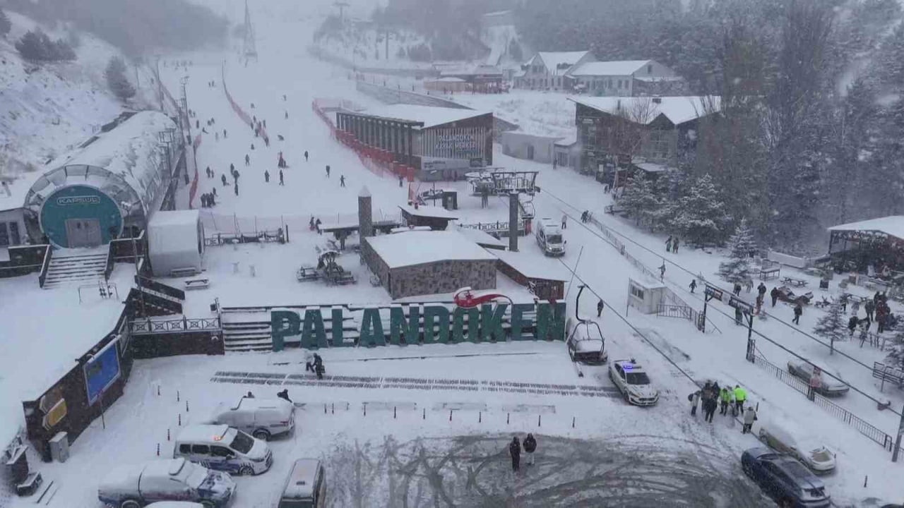 YAKLAŞAN YILBAŞI ÖNCESİ YAŞANAN YOĞUN KAR YAĞIŞI EN ÇOK PALANDÖKEN KAYAK MERKEZİ’NDEKİ...