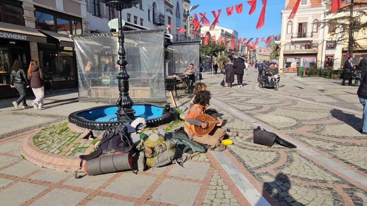 YAKLAŞIK DÖRT AYDIR BALKANLAR VE TÜRKİYE'Yİ DOLAŞAN AVRUPALI İKİ GEZGİN, TURLARININ SON DURAĞI...