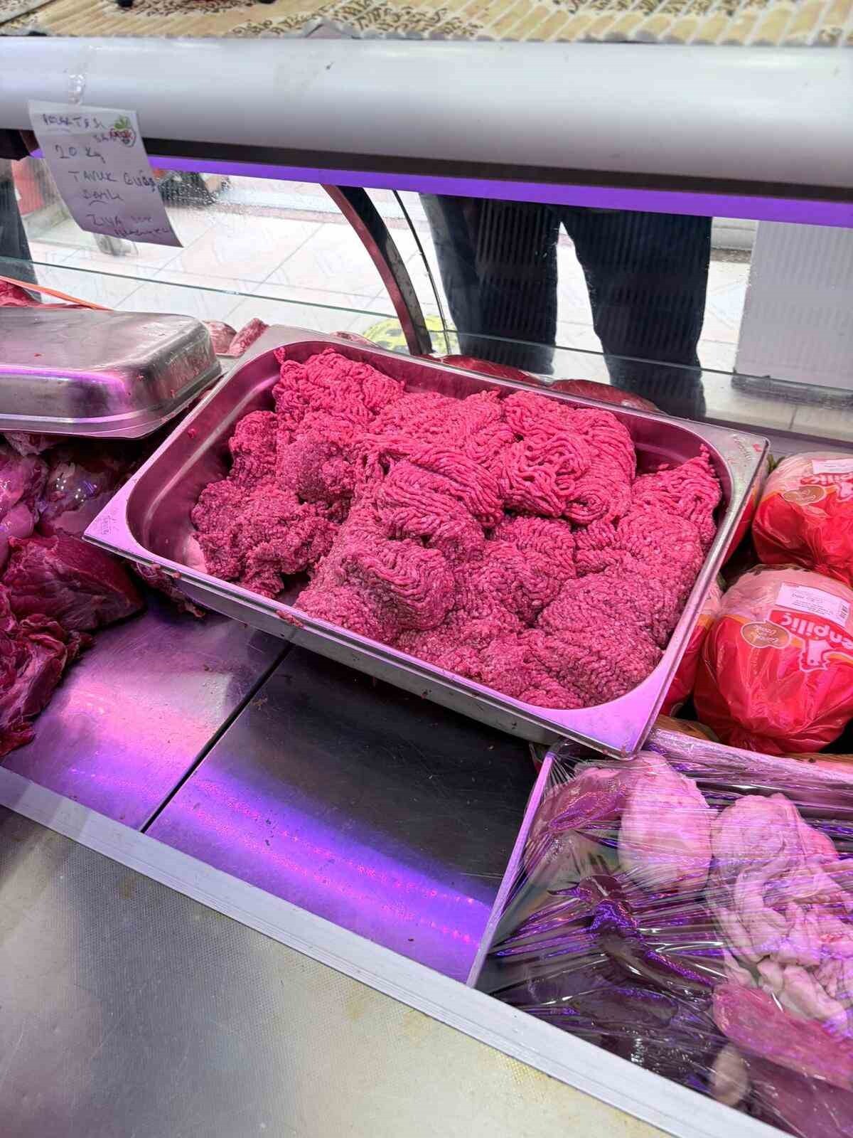 YALOVA'DA MEVZUATA AYKIRI KIYMA SATIŞI YAPILAN İŞLETMEYE 210 BİN LİRA CEZA KESİLİRKEN 25 KİLO...