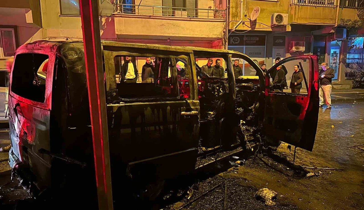 YALOVA'DA PARK EDİLDİĞİ SIRADA BİR MİNİBÜSTE YANGIN ÇIKTI. YANGINDA ÇEVREDEKİ 3 ARAÇTA DAHA MADDİ...