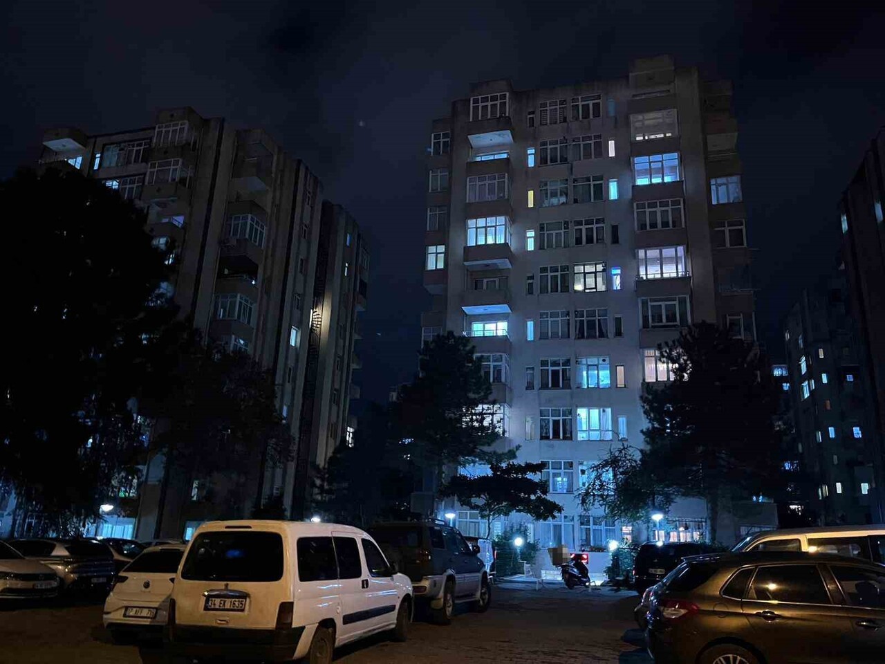 YALOVA'DAKİ EVİNİN TERASININ PENCERESİNDEN DÜŞEREK HAYATINI KAYBEDEN "GÜLLÜ" ADIYLA TANINAN ÜNLÜ...