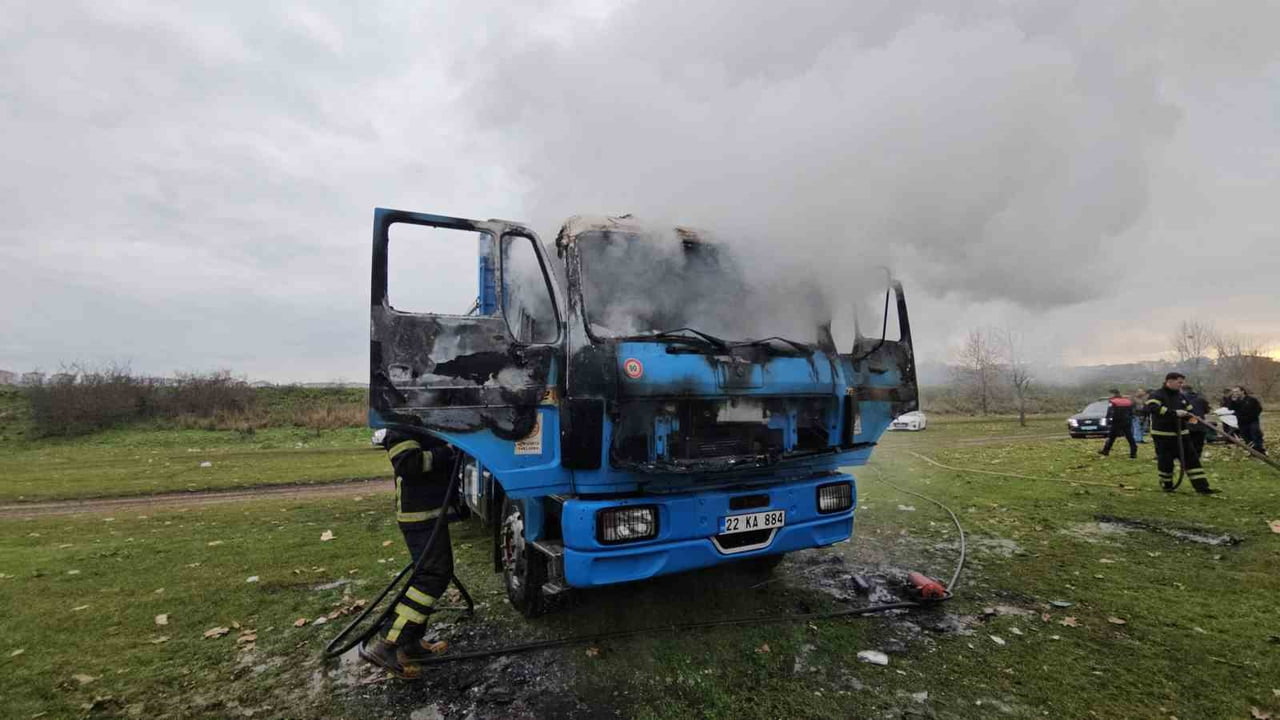 YANAN KAMYONA İTFAİYE EKİPLERİNİN MÜDAHALESİ