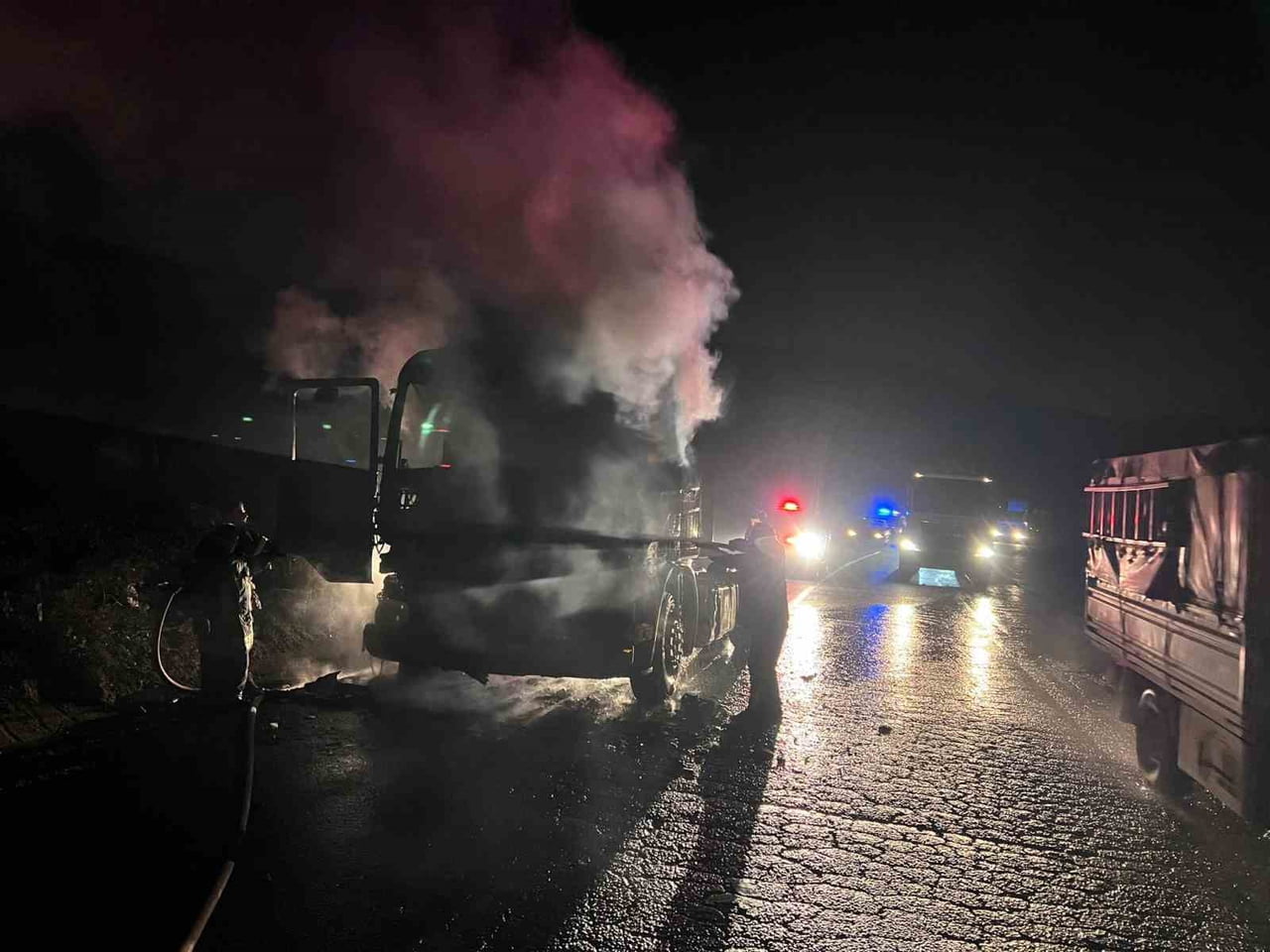 YANGINI FARK EDEN TIR SÜRÜCÜSÜ DURUMU 112 ACİL ÇAĞRI MERKEZİ'NE BİLDİRDİ. OLAY YERİNE İTFAİYE...