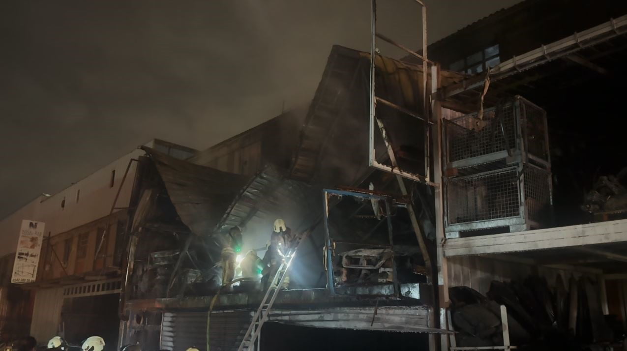 YANGINI GÖRENLERİN İHBARI ÜZERİNE OLAY YERİNE POLİS, SAĞLIK VE ÇOK SAYIDA İTFAİYE EKİBİ SEVK...