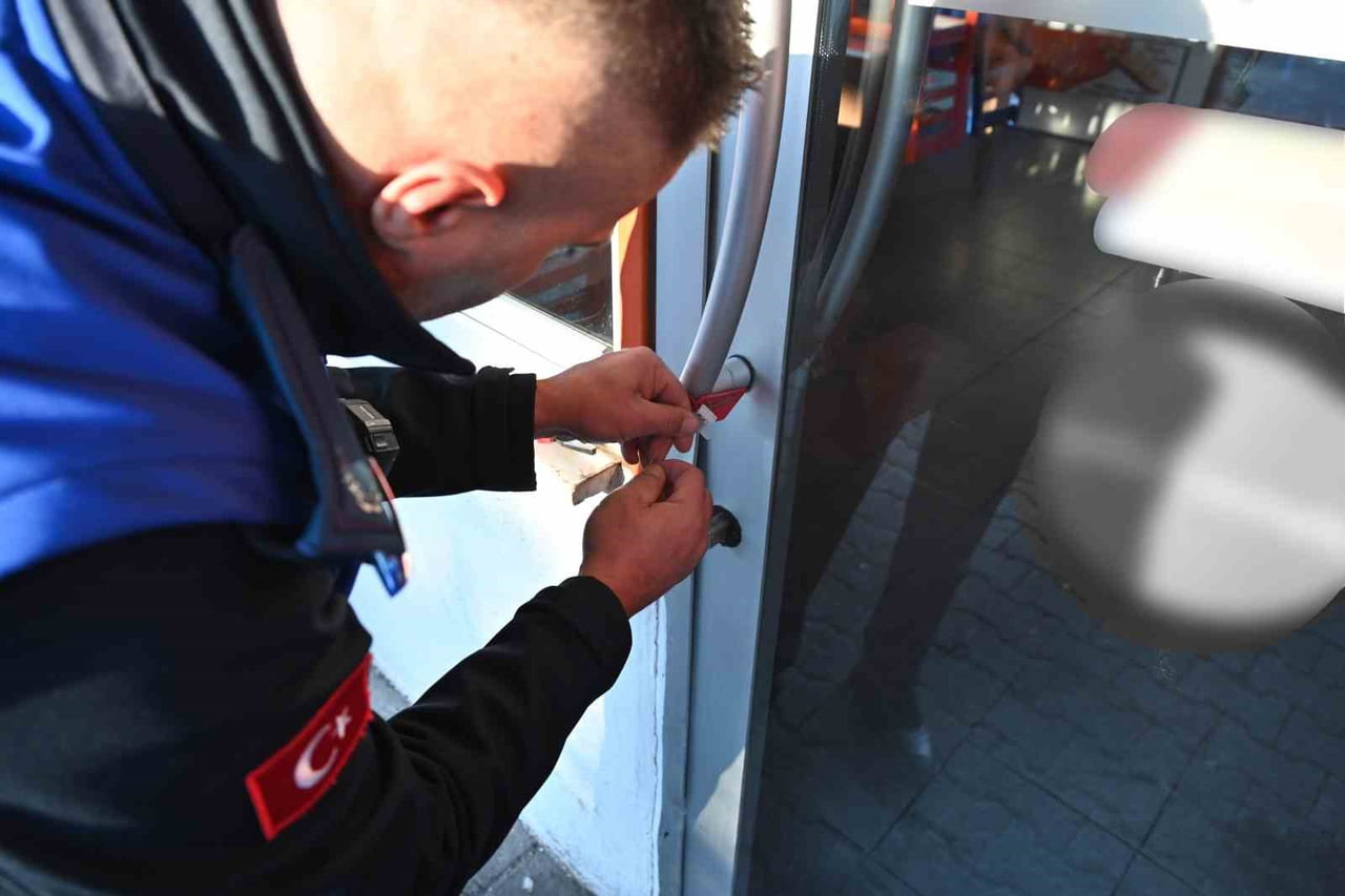 YAPILAN DENETİMDE RUHSATSIZ HİZMET VERDİĞİ BELİRLENEN İŞLETME MÜHÜRLENDİ.