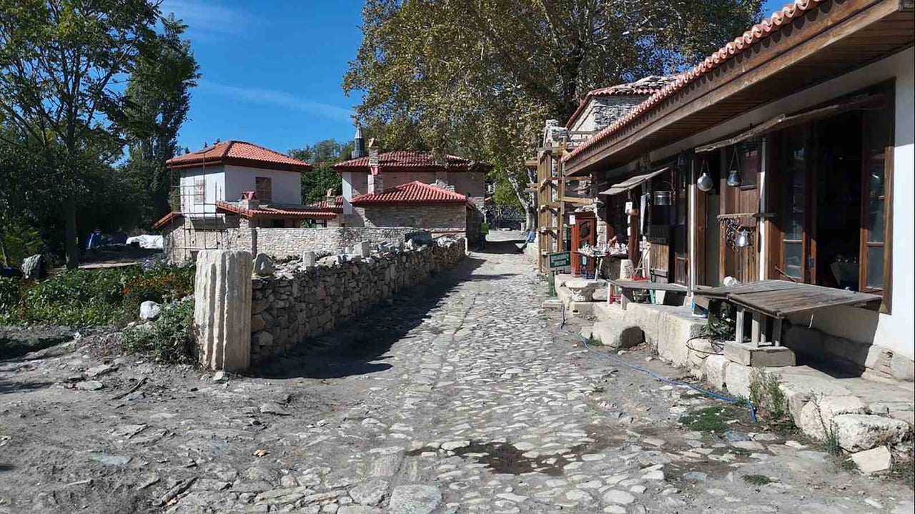 YATAĞAN İLÇESİNDEKİ STRATONİKEİA ANTİK KENTİNİN KÖY MEYDANI, ‘GELECEĞE MİRAS' PROJESİ KAPSAMINDA...