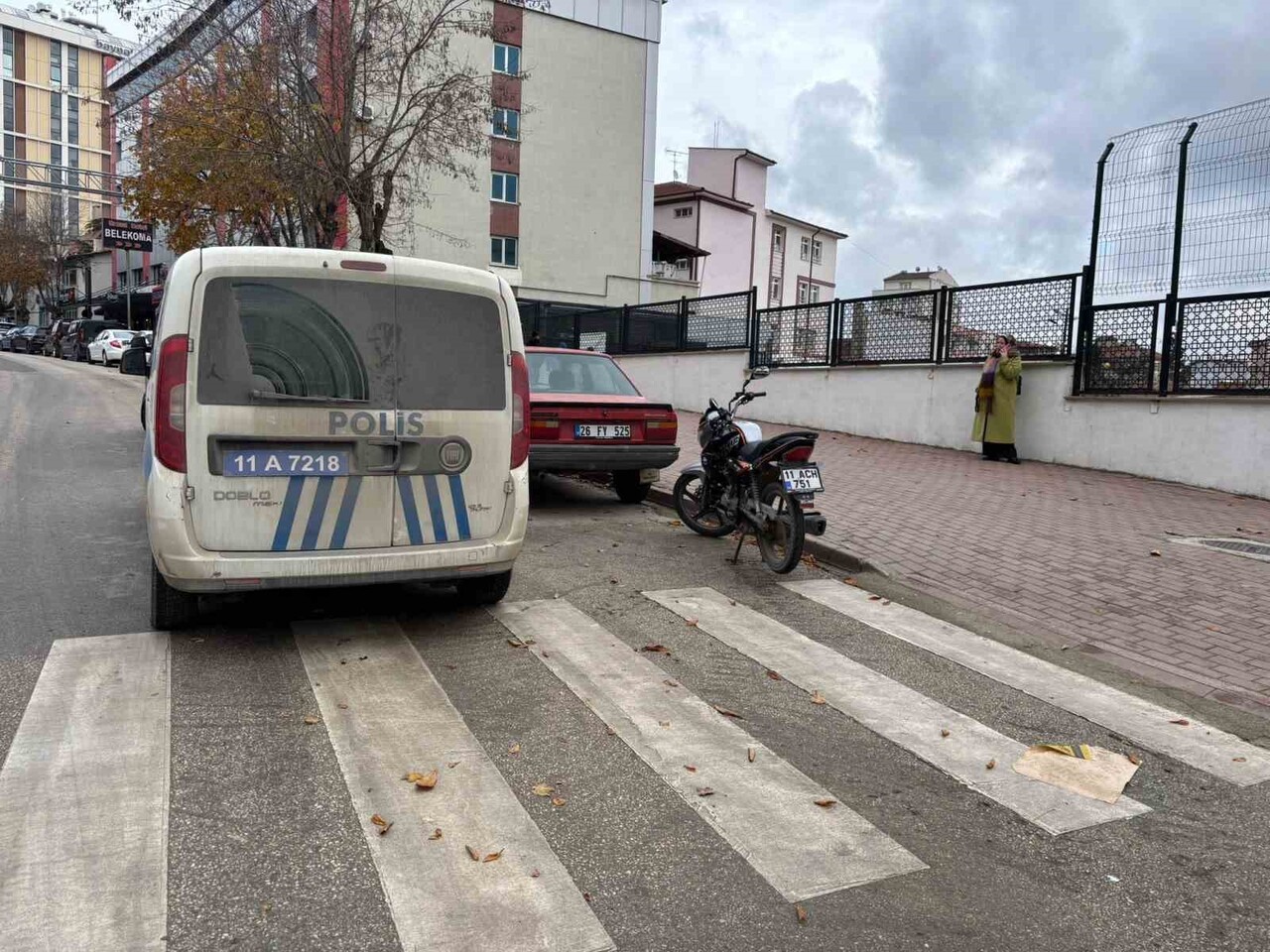 YAYAYA YOL VERİRKEN, ARKADAN MOTOSİKLET ÇARPTI