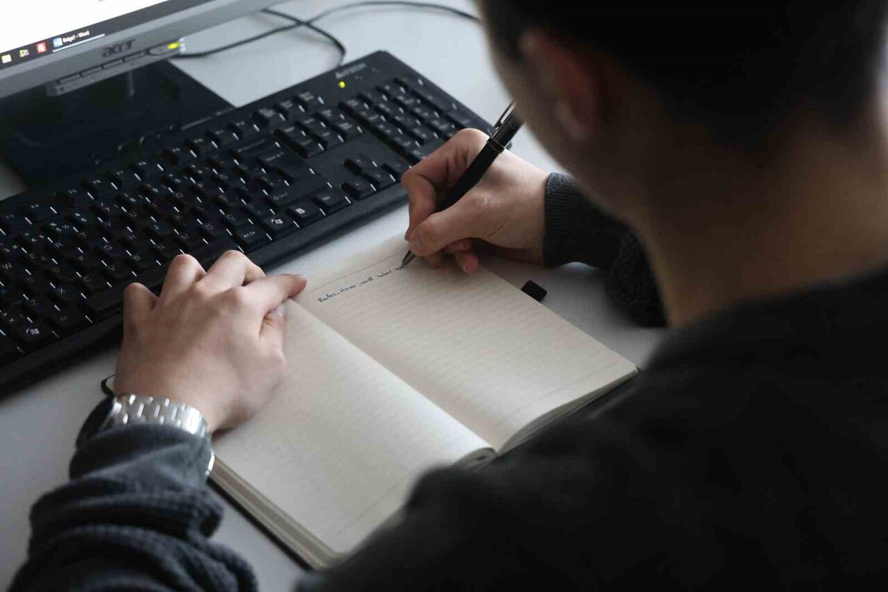 YAZI YAZMA SÜRECİNİN FİZİKSEL, DUYUSAL VE ZİHİNSEL BİR BECERİ GEREKTİRDİĞİNİ BELİRTEN UZMANLAR...