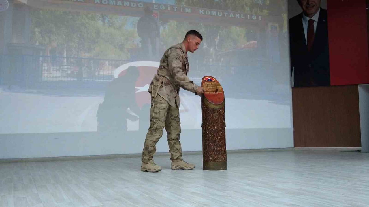 YEMİN TÖRENİNİN ARDINDAN TEĞMEN TÜRKOĞLU, DÖNEM PLAKETİNİ ŞEREF KÜTÜĞÜNE ÇAKTI.