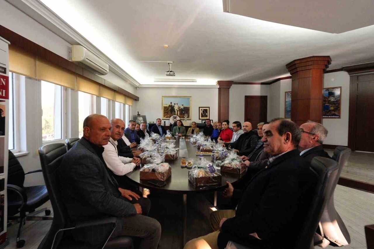 YENİ YIL ÖNCESİNDE DİDİM’DE GÖREV YAPAN MUHTARLAR, BELEDİYE BAŞKANI HATİCE GENÇAY İLE BİR ARAYA...