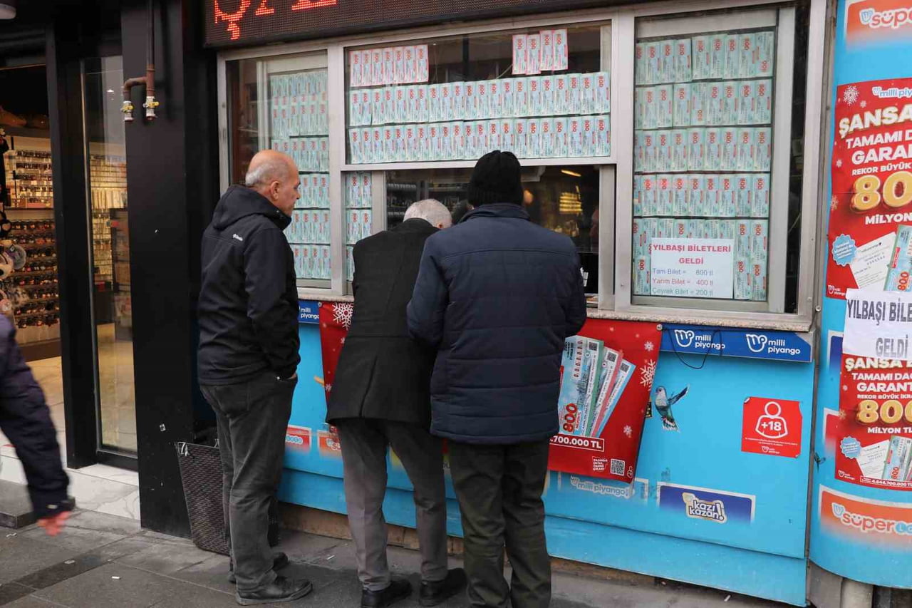 YENİ YILA SAYILI GÜNLER KALA MİLLİ PİYANGO BİLETİ ALANLARIN SAYISI ARTTI. MİLLİ PİYANGO’NUN BİR...