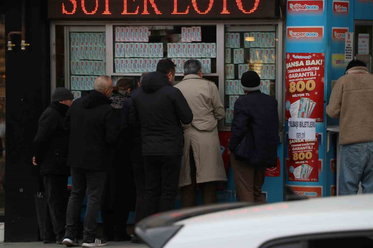 YENİ YILA SAYILI GÜNLER KALA MİLLİ PİYANGO BİLETİ ALANLARIN SAYISI ARTTI. MİLLİ PİYANGO’NUN BİR...