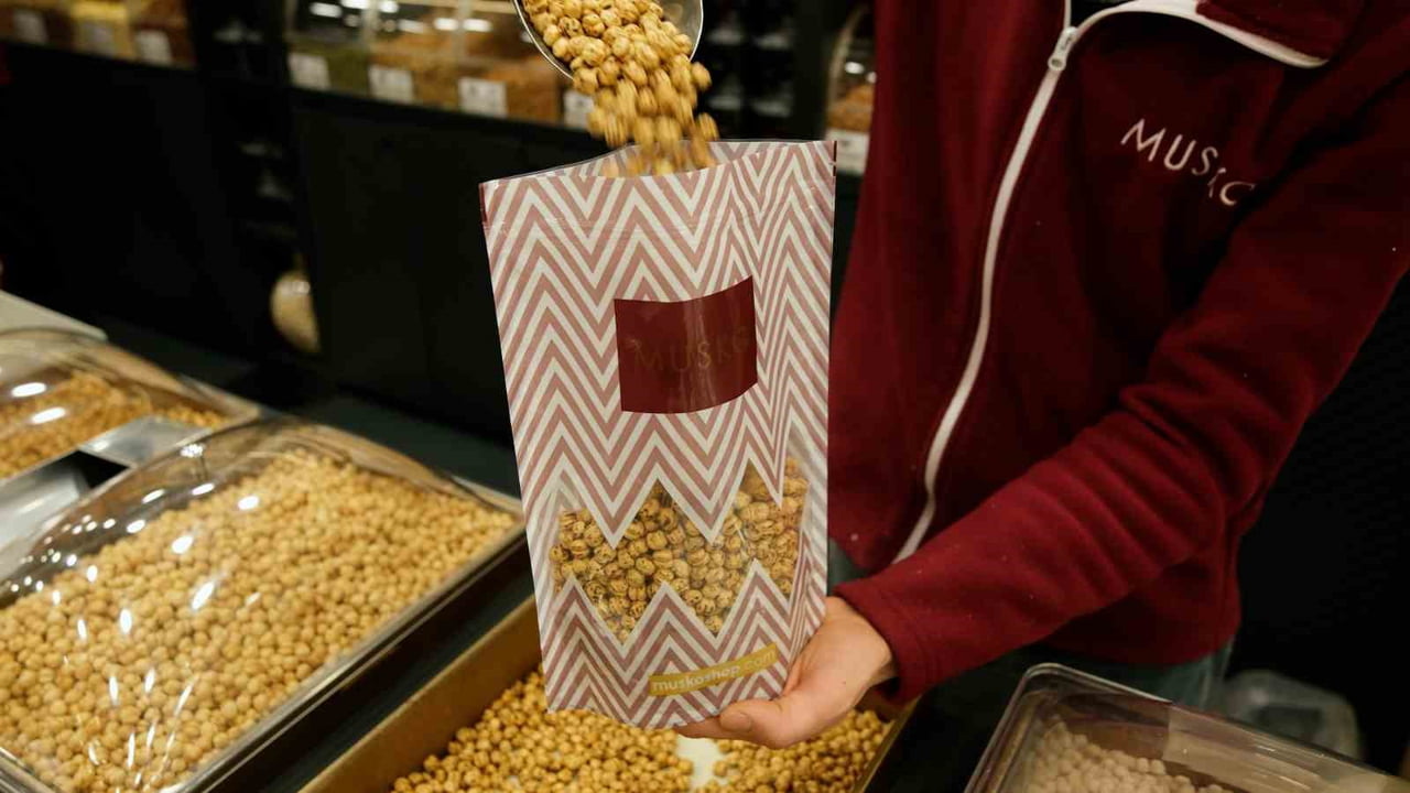 YENİ YILIN GELMESİYLE BİRLİKTE ADANA'DA KURUYEMİŞÇİLERDE HAZIRLIKLAR YAPILDI.