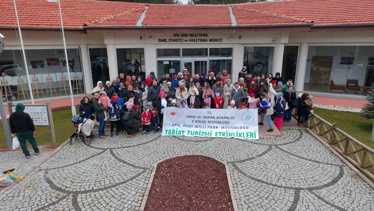 YENİ YILIN SON PAZARINDA DÜZENLENEN DOĞA GEZİSİNDE ANAOKULU ÖĞRENCİLERİ VE AİLELERİ, SPİL DAĞI...