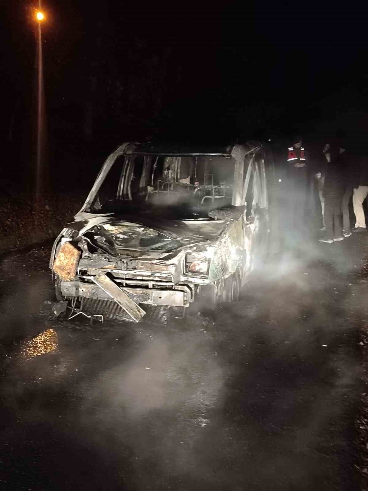 YENİCE İLÇESİNDE SEYİR HALİNDEYKEN ALEV ALAN HAFİF TİCARİ ARAÇ TAMAMEN YANARAK KULLANILMAZ HALE...