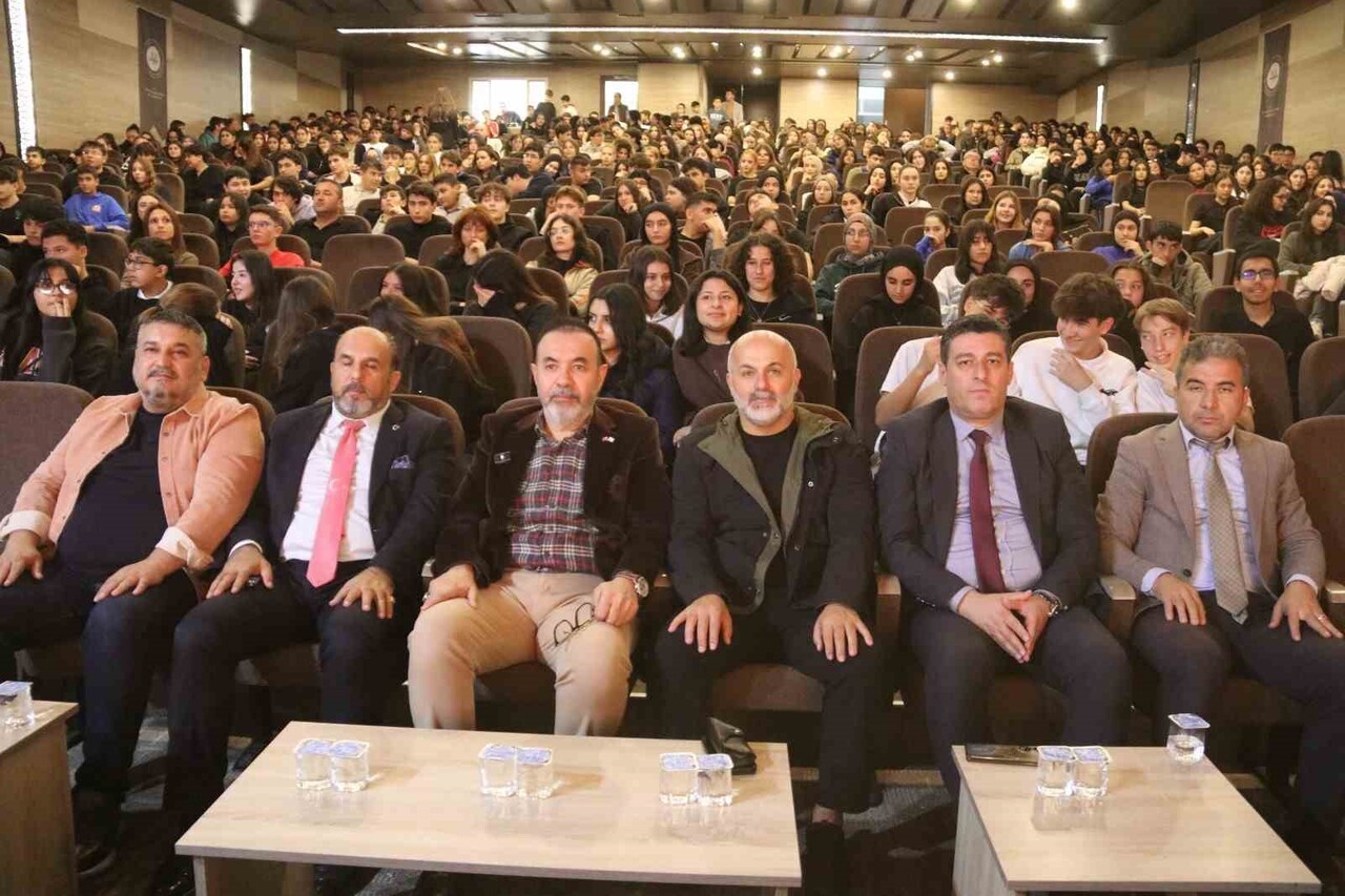 YEŞİLAY’DAN BAĞIMLILIK FARKINDALIĞI TİYATRO OYUNU FETHİYE’DE ÖĞRENCİLERLE BULUŞTU