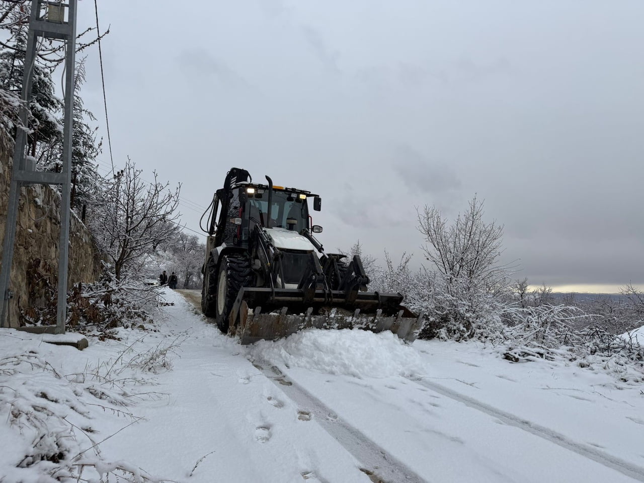 YEŞİLYURT BELEDİYESİ KARLA MÜCADELEDE ÇALIŞMALARINI SÜRDÜRÜYOR