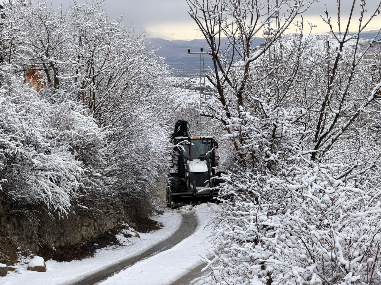 YEŞİLYURT BELEDİYESİ KARLA MÜCADELEDE ÇALIŞMALARINI SÜRDÜRÜYOR