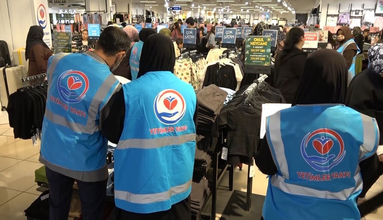 YETİMLER VAKFI, "KIŞLIK GİYİM PROJESİ" KAPSAMINDA GAZİANTEP'TE 250 YETİM ÇOCUĞA MONT VE BOT GİBİ...
