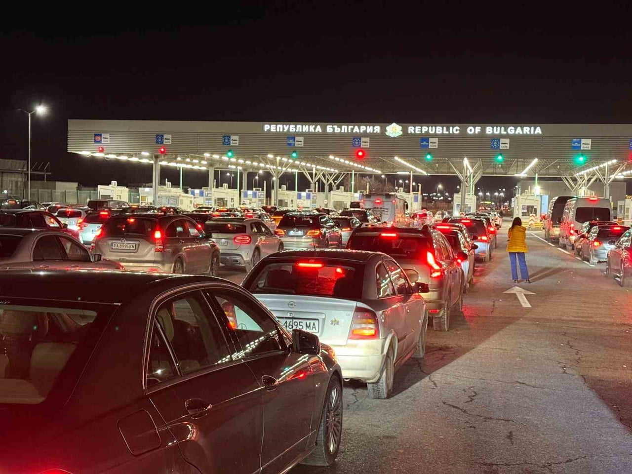 YILBAŞI ALIŞVERİŞİ İÇİN EDİRNE'Yİ TERCİH EDEN BULGARİSTAN VATANDAŞLARI, DÖNÜŞ YOLUNDA SINIR...