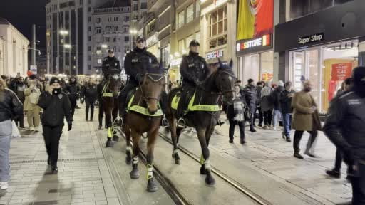 Yılbaşına saatler kala atlı polisler İstiklal Caddesi’nde devriyede