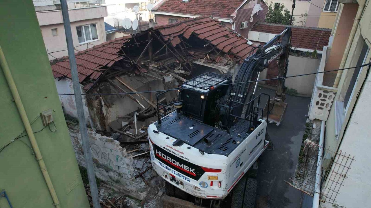 YILDIRIM BELEDİYESİ KULLANIM ÖMRÜNÜ TAMAMLAYAN, KENT ESTETİĞİ BAKIMINDAN OLUMSUZ GÖRÜNTÜ...
