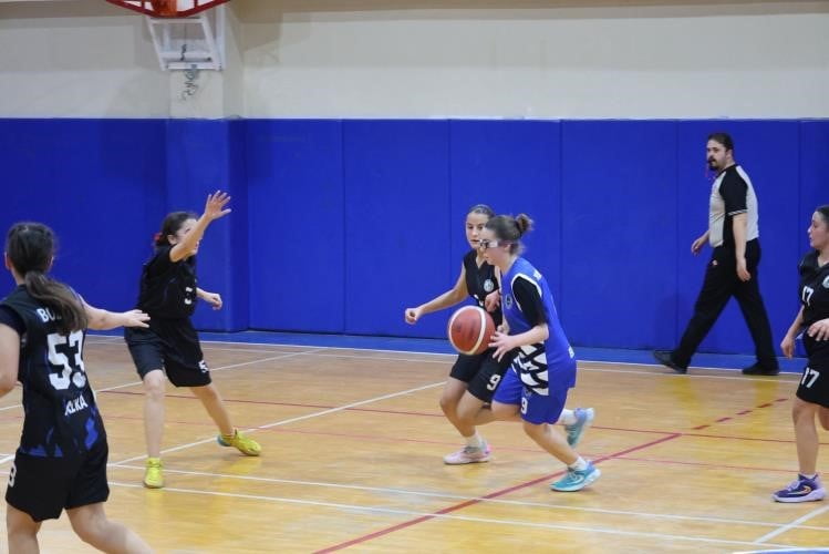 YILDIZ KIZ BASKETBOL MÜSABAKALARI BİLECİK'TE SÜRÜYOR