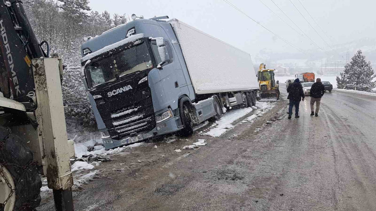 YOĞUN KAR YAĞIŞI NEDENİYLE RAMPADA KAYAN TIR, ŞARAMPOLE DEVRİLDİ
