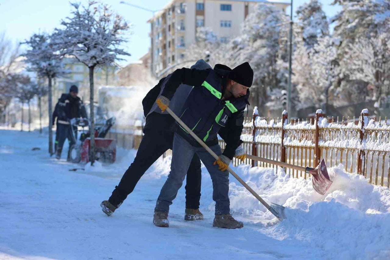YOĞUN KAR YAĞIŞI SONRASI HAREKETE GEÇEN ERZURUM BÜYÜKŞEHİR BELEDİYESİ’NE BAĞLI KAR TİMLERİ...