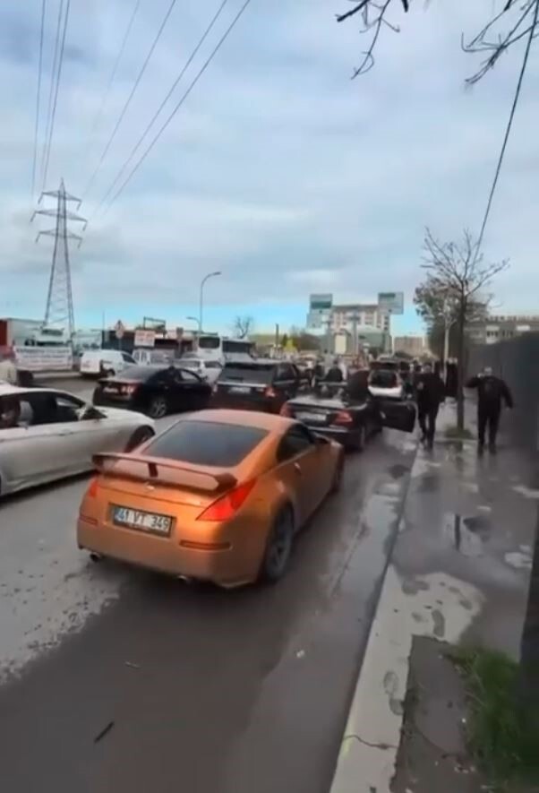 YOL ORTASINDA DURAKSAYAN ARAÇLAR