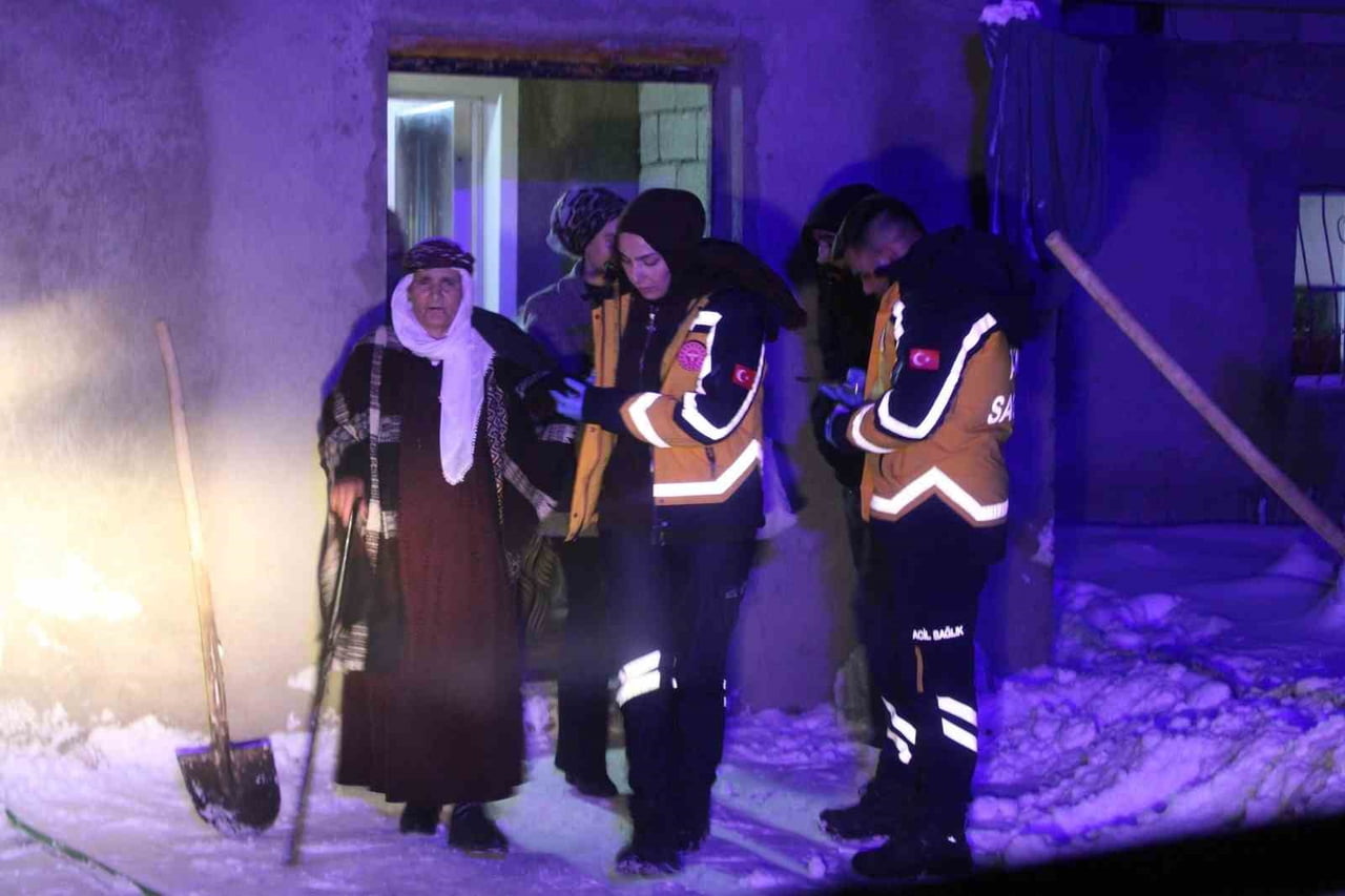 YOLLARIN KAPALI OLDUĞU MEZRADA 70 YAŞINDAKİ HASTA 112 EKİPLERİNCE HASTANEYE ULAŞTIRILDI