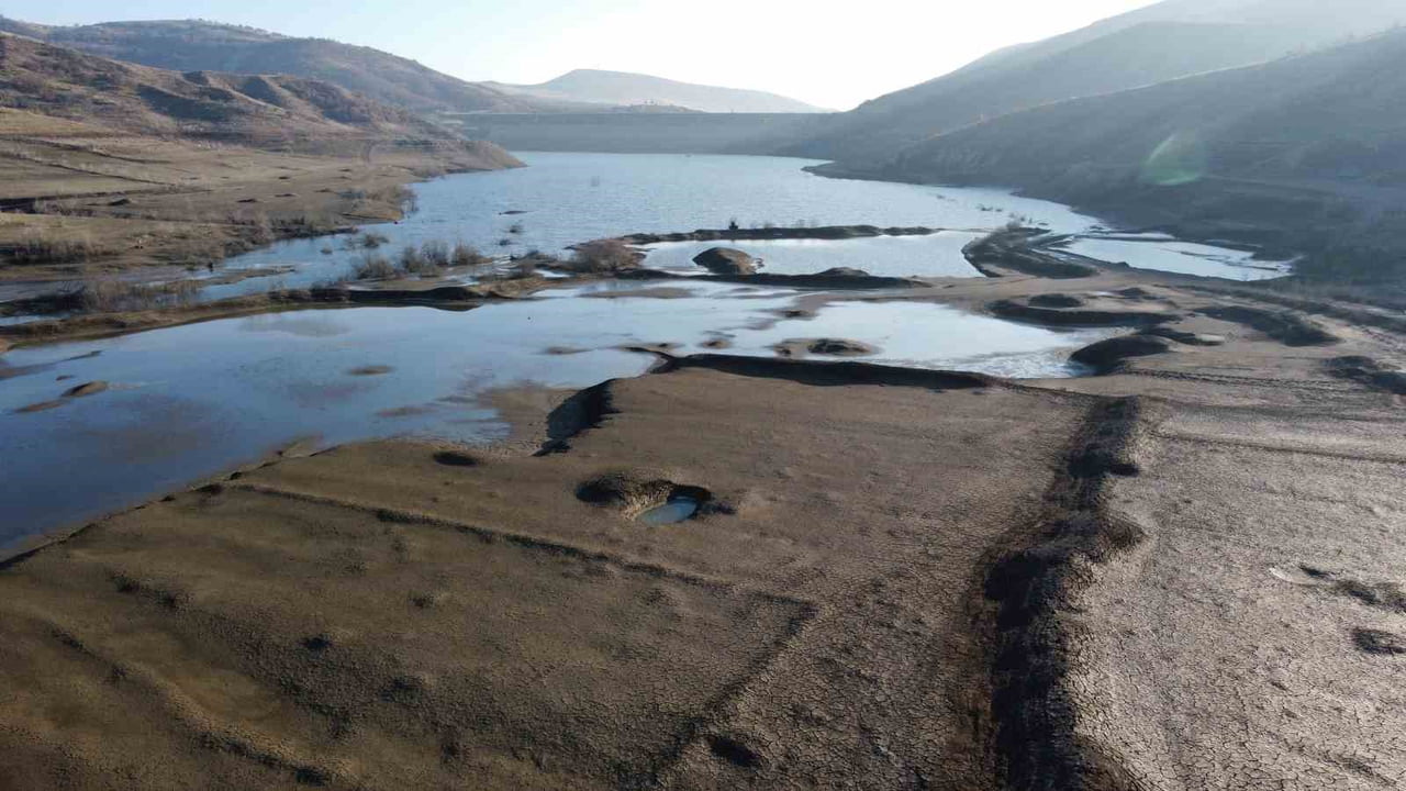 YOZGAT'TA CEMİL ÇİÇEK BARAJI'NDAKİ SU SEVİYESİ, KURAKLIK NEDENİYLE ŞEHRE SU VERİLEMEYECEK SEVİYEYE...