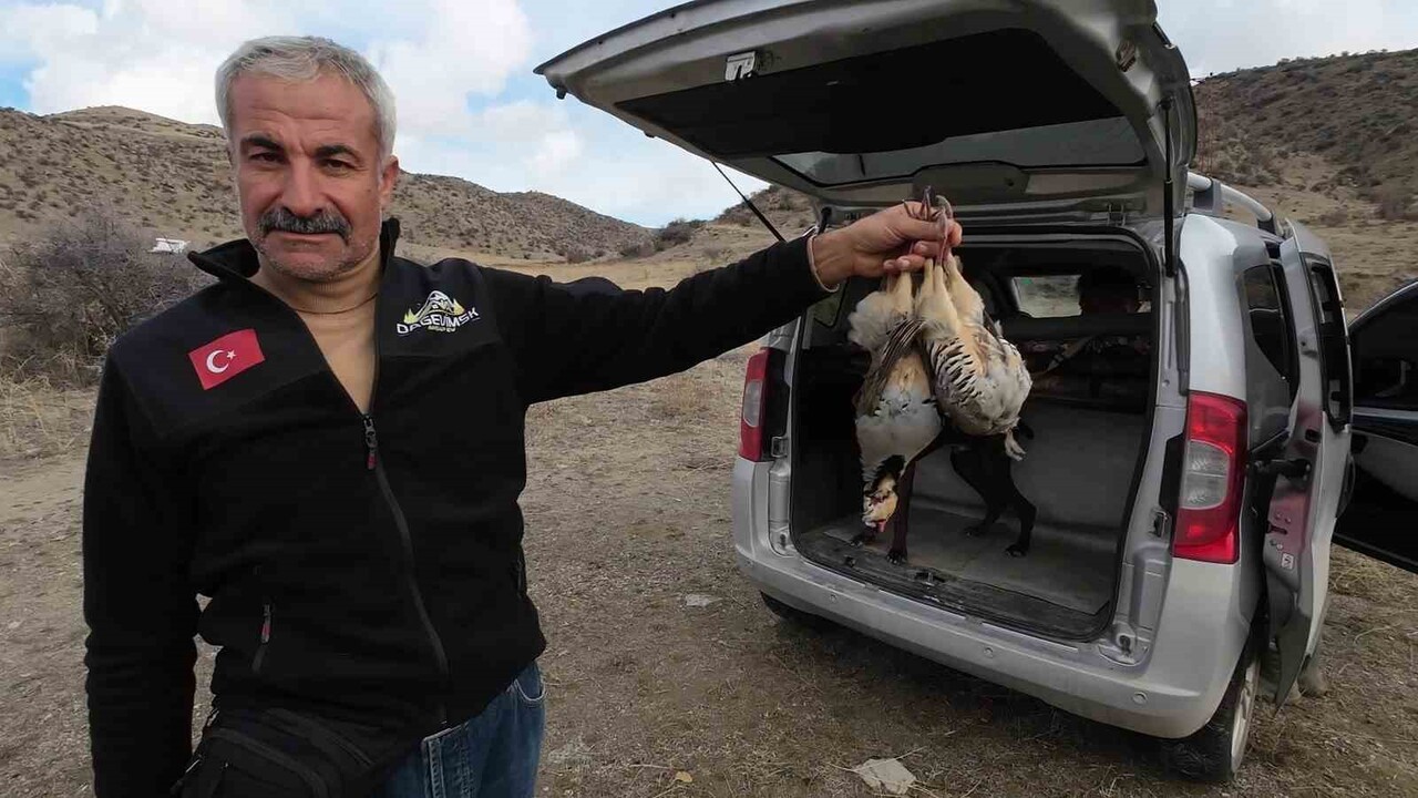 YOZGAT'TA İKİ GÜNLÜK KOTA KAPSAMINDA BÖLGEYE GELEN AVCILAR KURAKLIĞIN YABAN HAYVANI POPÜLASYONUNU...