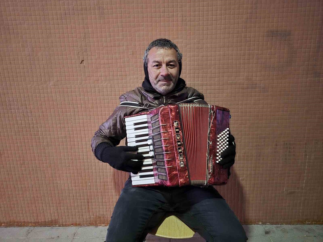 YOZGAT'TA YAŞAYAN ERSİN AŞIK, SOKAK MÜZİĞİ YAPARAK ÇOCUKLUKTAN GELEN YETENEĞİYLE SANATINI...