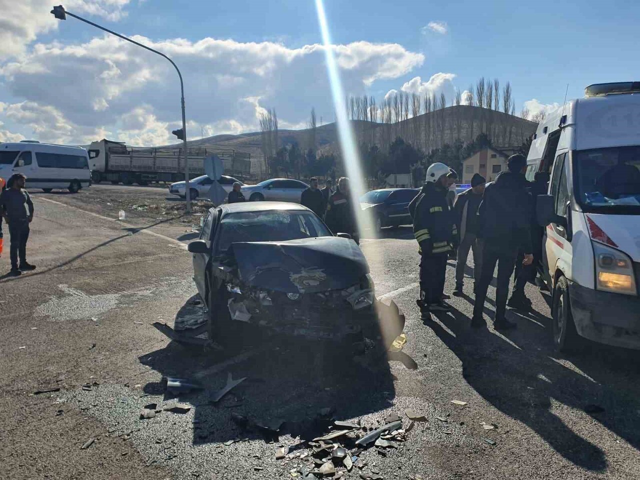 YOZGAT MERKEZ İLÇESİNDE ŞEFAATLİ KAVŞAĞINDA MEYDANA GELEN TRAFİK KAZASINDA 5 KİŞİ...