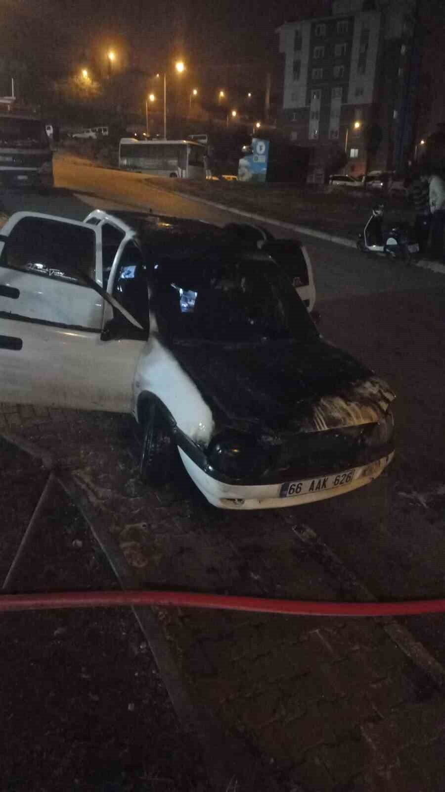 YOZGAT’TA BİR ARAÇ ELEKTRİK AKSAMINDAN KAYNAKLANAN NEDENLE ALEV ALEV YANDI.-