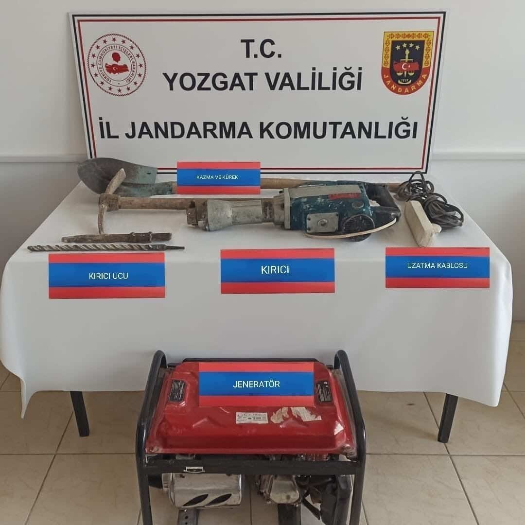 YOZGAT’TA KAÇAK KAZI YAPAN ŞAHISLAR SUÇÜSTÜ YAKALANDI.-