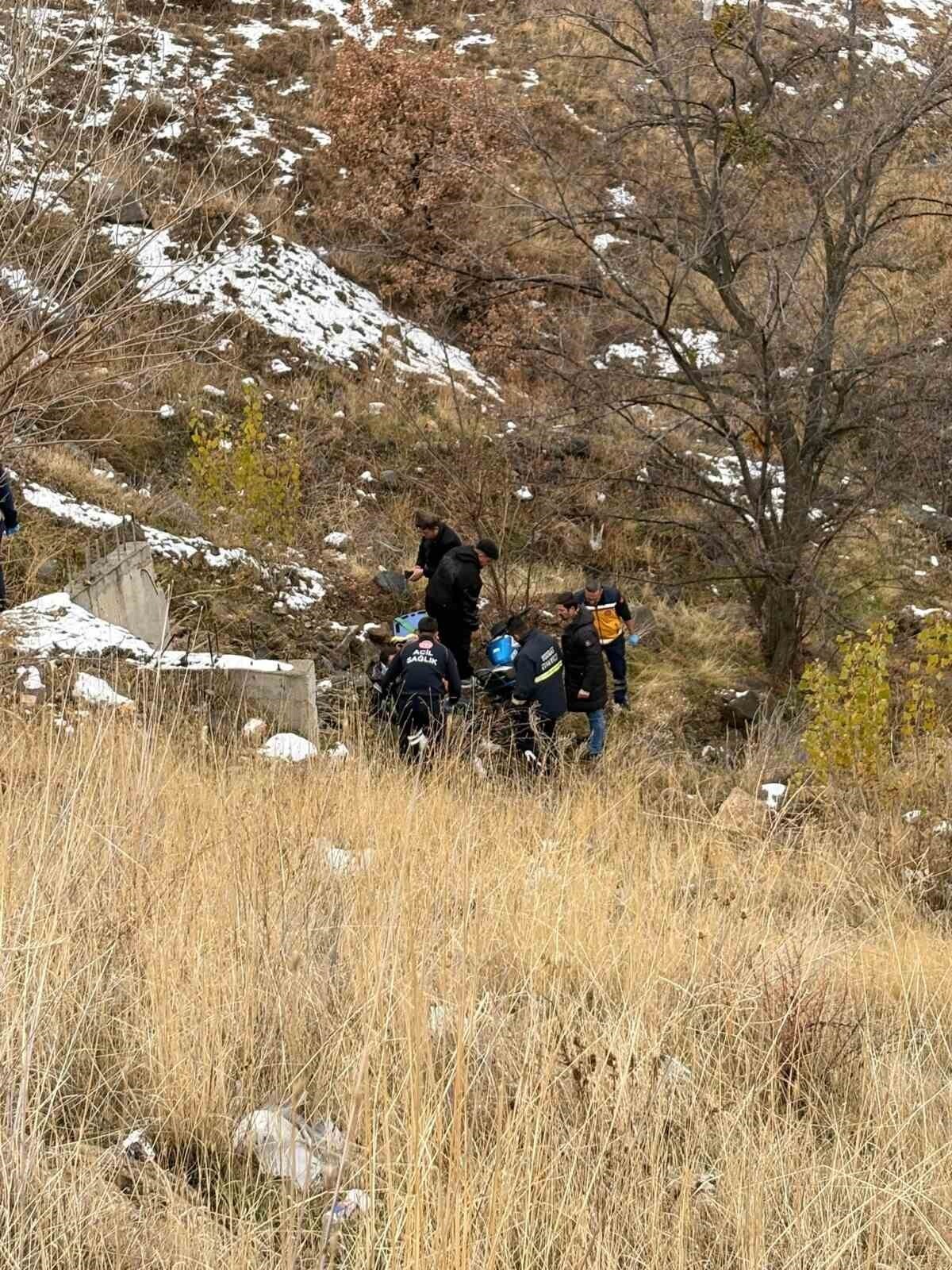 YOZGAT’TA ŞARAMPOLE YUVARLANAN SÜRÜCÜ, DÜŞTÜĞÜ YERDEN KURTARILARAK TEDAVİ ALTINA...