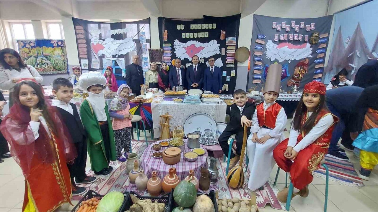 YOZGAT’TA YERLİ MALI HAFTASINI KUTLAYAN ÖĞRENCİLERİN ETKİNLİĞİ ANLAMLI BİR JESTLE KARŞILIK...