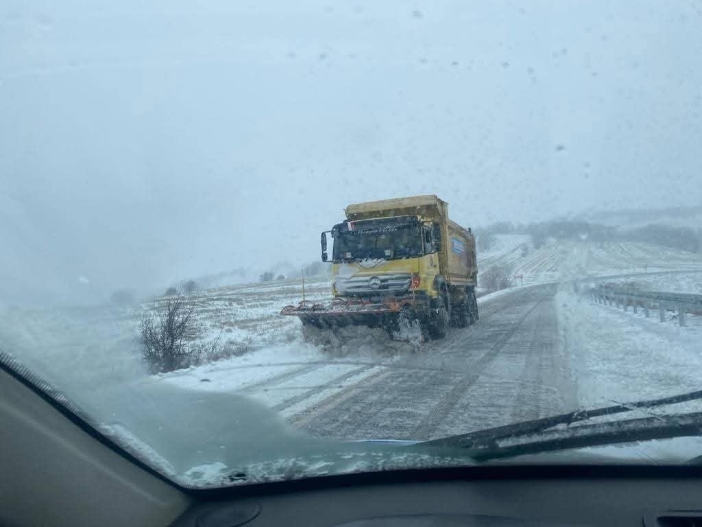 YOZGAT VE İLÇELERİNDE MEYDANA GELEN KAR YAĞIŞININ ARDINDAN EKİPLER KAR TEMİZLEME ÇALIŞMALARINI...