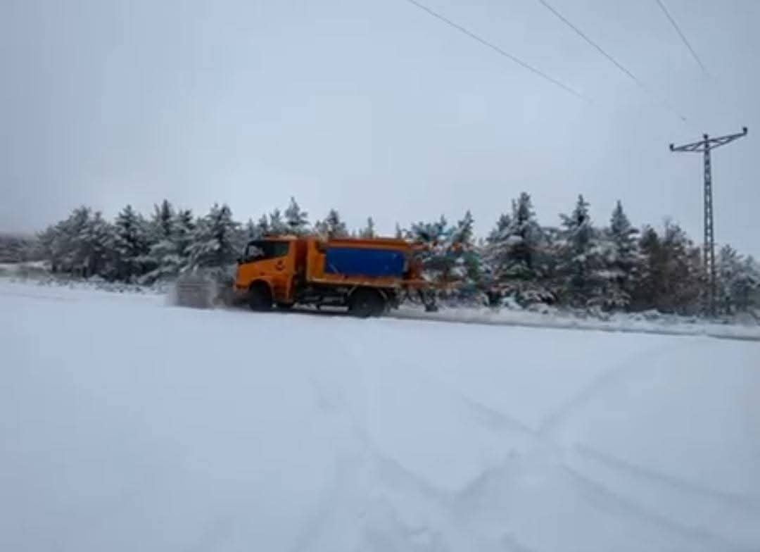 YOZGAT VE İLÇELERİNDE MEYDANA GELEN KAR YAĞIŞININ ARDINDAN EKİPLER KAR TEMİZLEME ÇALIŞMALARINI...