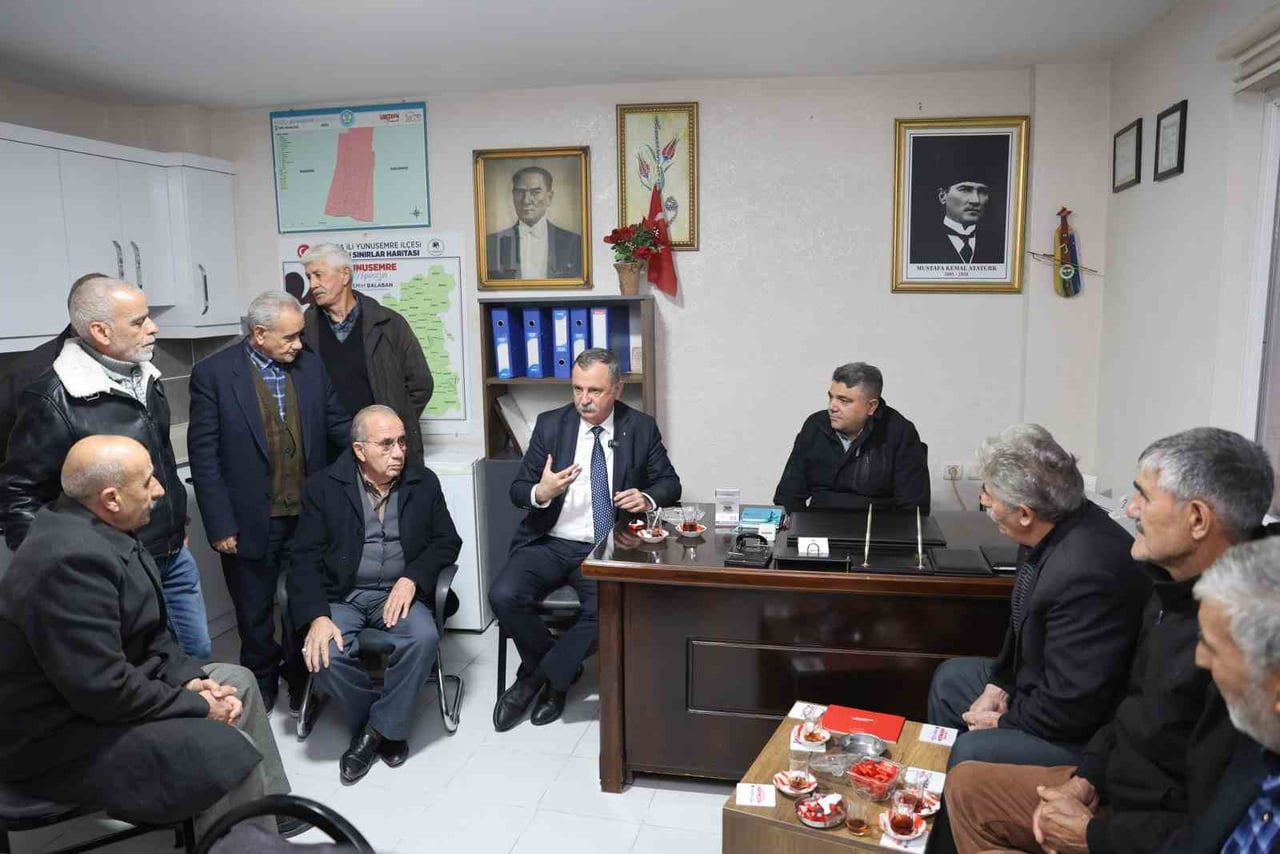 YUNUSEMRE BELEDİYE BAŞKANI SEMİH BALABAN, SPİL MAHALLESİ’NDE DÜZENLENEN MAHALLE BULUŞMASINDA...